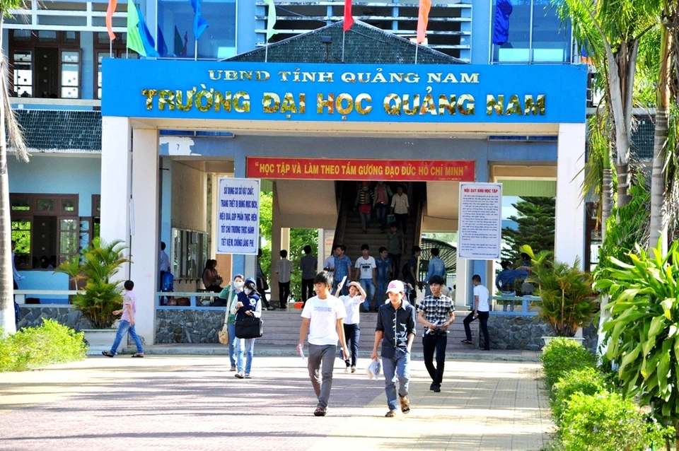 Ảnh cổng Trường ĐH Quảng Nam